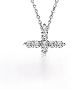 Nahaufnahme von 925er Sterling Silber Kreuzanhänger mit hellen weißen Zirkonia-Steinen