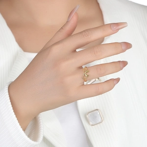 Anello con fiocco in argento S925 placcato oro indossato, design dolce cuore cavo