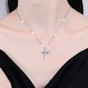 Collier croix en argent sterling S925 étincelant avec pavé de diamants sur un mannequin