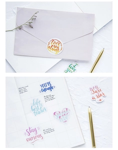 Détail d'autocollants colorés avec citations inspirantes sur enveloppes de scrapbooking