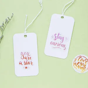 Étiquettes et autocollants décoratifs avec citations motivantes sur fond vert pastel