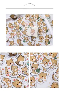 Dettaglio di simpatici adesivi Shiba Inu per scrapbooking DIY e agende in una scatola