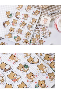 Dettaglio di simpatici adesivi Shiba Inu per diari in una piccola confezione regalo