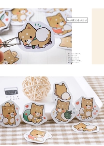 Dettaglio degli adesivi Shiba Inu con bordi fustellati e disegni di cartoni animati carini