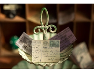 Macro-opname van retro calqueerpapier ansichtkaarten op een vintage metalen standaard