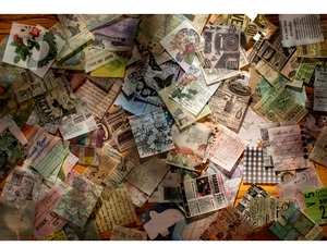 Macro detail van vintage perkamentpapier met bloemen en muzieknoten op houten achtergrond