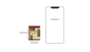 Macro-opname van 40x50mm vintage decoratief papier naast een smartphone maatvergelijking