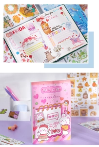 Detailweergave van roze cartoon stickers met schattige dierenillustraties