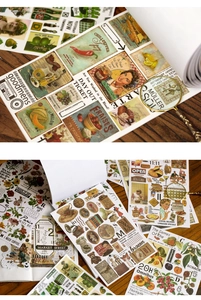 Detailopname van vintage stickers voor scrapbooking op een houten tafel
