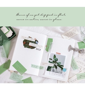 Macro-opname van halftransparant groen bos-thema briefpapier voor tijdschriften
