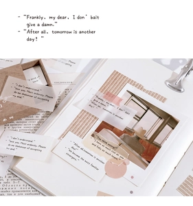 Macro-opname van vintage literaire stickers en scrapbooking papier in een ladekastje