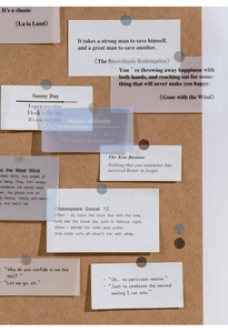 Macro-opname van vintage stickers met literaire citaten voor scrapbooking en decoratie