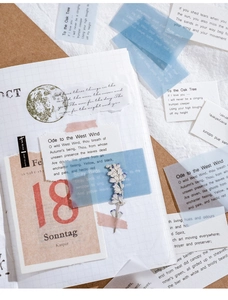Macro-opname van vintage stickers met literaire citaten op perkamentpapier voor journals