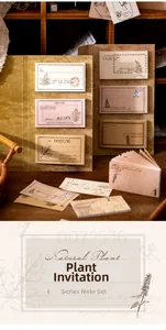 Nahaufnahme von botanischen Vintage-Notizzetteln mit getrockneten Pflanzen und Retro-Design
