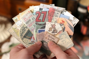 Primer plano de pegatinas de mapas vintage y papel retro para decorar álbumes de recortes