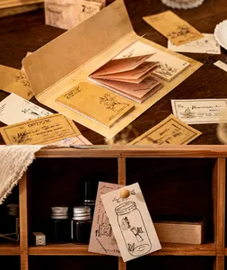 Dettaglio macro di carta scrapbooking vintage con motivi botanici floreali e note