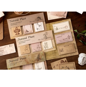 Details von Vintage-Pflanzen-Scrapbook-Papier mit Blumenmotiven auf dunklem Holz
