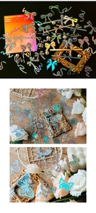 Détail d'autocollants PET laser dorés aux thèmes de papillons et fleurs pour scrapbooking