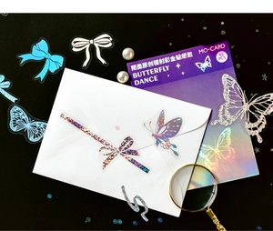 Détail macro de 45 autocollants papillon en PET doré laser avec un éclat holographique