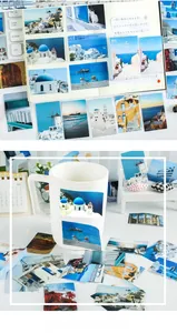 Détail d'autocollants Santorini bleu et blanc sur une tasse blanche et un carnet
