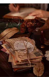Makroaufnahme von Vintage-Scrapbooking-Papier mit alten Brieftexturen und Kraftmaterial