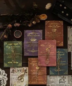 Détail de papier décoratif vintage avec motifs dorés et ficelle pour scrapbooking