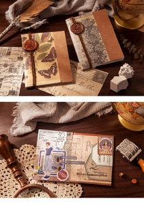 Nahaufnahme von Vintage-Scrapbook-Papier mit Blumen- und Schmetterlingscollage und Siegel