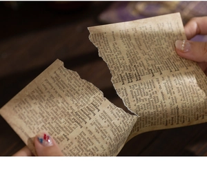 Gros plan sur du papier dictionnaire vintage pour scrapbooking avec bords déchirés