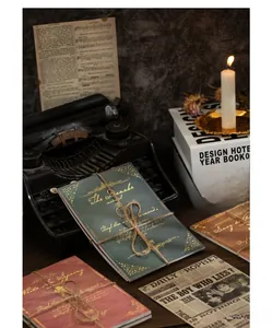 Détail d'un set de papeterie vintage avec lettrage doré et reliure décorative en chanvre