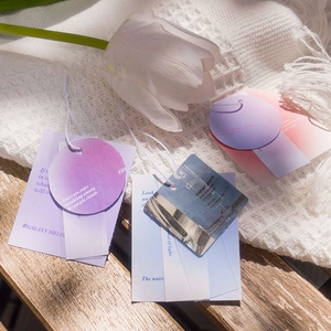 Étiquettes de produits dégradées avec cordon sur couverture en tricot blanc