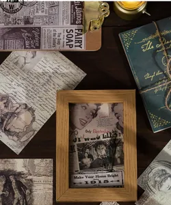 Cadre bois rétro avec collage vintage et fleurs séchées dans un décor de bureau ancien