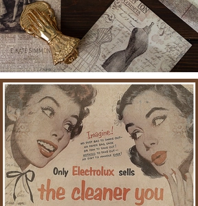 Détail d'un clip en métal vintage en forme de main sur papier rétro et manuscrits