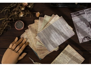 Détail de papier scrapbooking vintage avec notes de musique et texture vieillie sur bois
