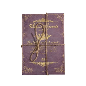 Set de papier artisanal vintage violet avec gaufrage doré et lien en ficelle de chanvre