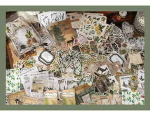 Dettaglio di adesivi vintage per scrapbooking con piante della foresta e animali