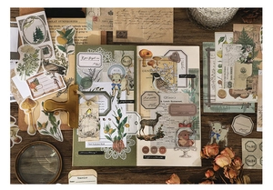 Dettaglio macro di adesivi vintage con stampe botaniche ed elementi in carta retrò