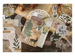 Dettaglio di adesivi vintage con motivi di felci, funghi e cervi per scrapbooking