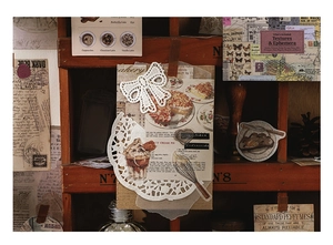 Kit scrapbooking vintage con adesivi in pizzo ed etichette retrò su legno scuro