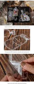 Dettaglio macro di adesivi in PET impermeabili con stampa a inchiostro bianco e retro adesivo