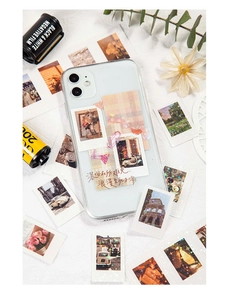 Primer plano de funda retro con pegatinas láser LOMO y fotos de paisajes románticos