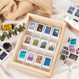 Pegatinas LOMO láser con paisajes y motivos artísticos en un marco de madera natural