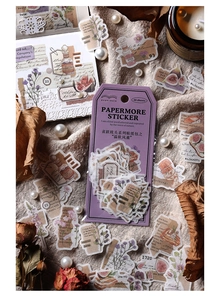 Détail d'autocollants botaniques vintage PaperMore avec fleurs et feuilles sur fond de lin