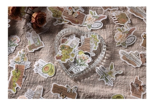 Autocollants vintage fleurs et papillons sur lin avec un plateau en verre en cœur
