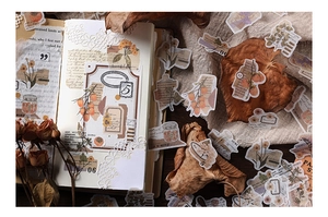 Détail d'autocollants botaniques vintage avec fleurs et fruits sur un scrapbook