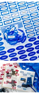 Λεπτομέρεια macro από 100 αυτοκόλλητα λέξεων ουράνιο τόξο σε μπλε σελίδα λευκώματος DIY