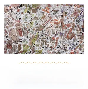 Détail d'autocollants washi vintage avec motifs botaniques, fleurs et papillons