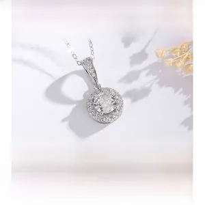 Makro-Detail von Soulmate Anhänger aus 925 Sterling Silber mit rundem Zirkonstein