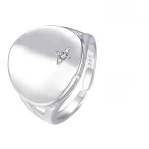 Dettaglio ravvicinato dell'anello in argento S925 con incisione a stella e diamante