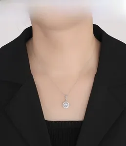 Elegant getragene S925 Silber Halo-Anhänger Halskette mit rundem funkelndem Stein