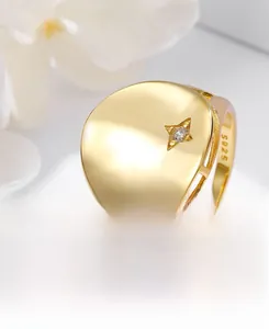 Dettaglio macro di anello in argento S925 dorato con stella incastonata di zircone